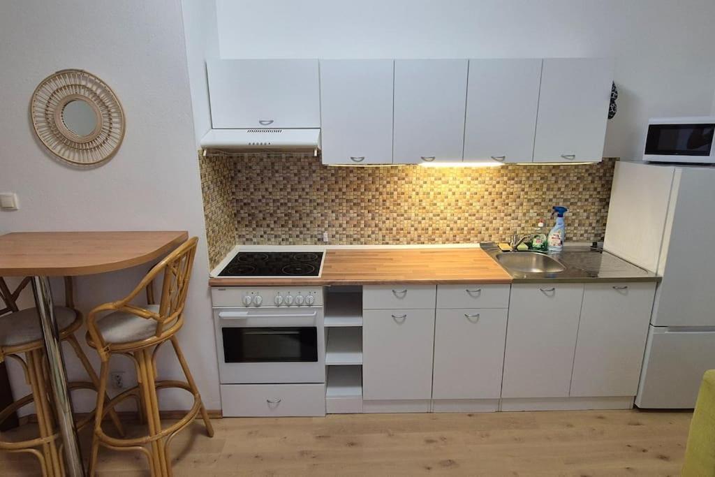 Lovely Old Town Apartment Братислава Экстерьер фото